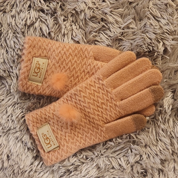 NEW UGG GLOVES - Picture 1 of 3